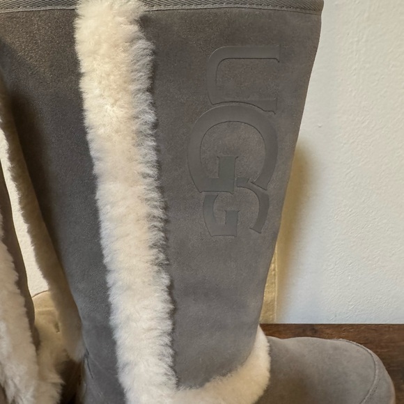 UGG boots. Due to dying techniques, color range between greenish and gray - Picture 6 of 8